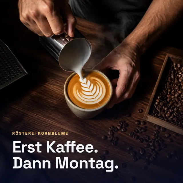 Beitrag einer Rösterei: Latte Art wird in eine Tasse gegossen, Text „Erst Kaffee. Dann Montag.“