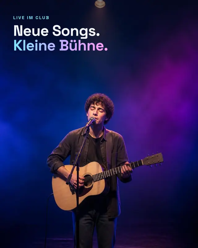 Beitrag eines Musikers: Sänger mit Gitarre im blauen Bühnenlicht, Text „Neue Songs. Kleine Bühne.“